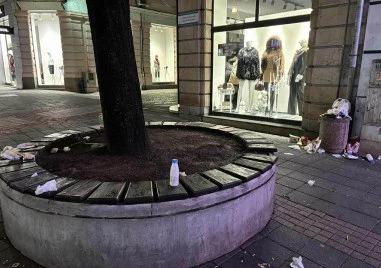 Европейски център или ориенталски хаос? Малката Главна вечер е миризливо сметище