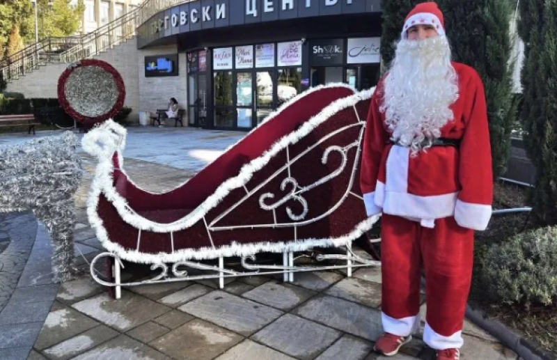 Дядо Коледа вече радва малки и големи в Асеновград