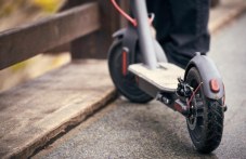 Баба с тротинетка повлече съседка в Първомай, счупи й ръката