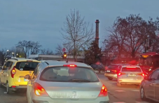 Бездействие под мигаща жълта светлина: Светофарът на Пещерско шосе пети ден в колапс