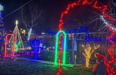 Тийнейджър създаде коледна магия от 1475 метра гирлянди и 25 000 светодиода