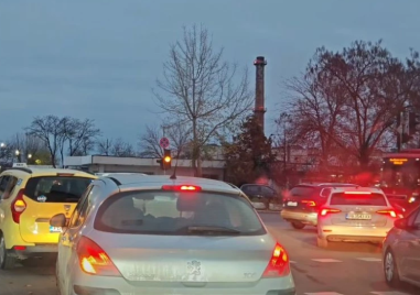 Бездействие под мигаща жълта светлина: Светофарът на Пещерско шосе пети ден в колапс