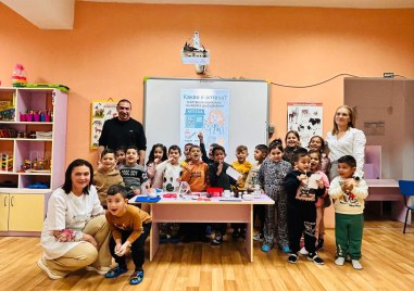 Фармацевти обучават стотици деца из България – коледен концерт ще даде сила на мисията им