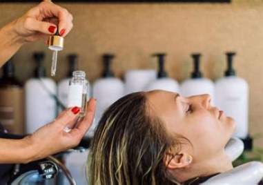 Готвят нова по-строга наредба за фризьори, козметици и татуисти