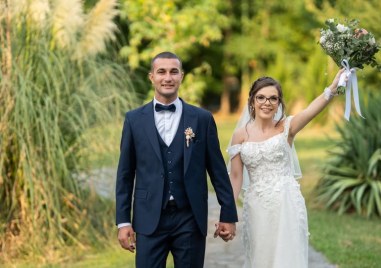 Младоженци подкрепиха с дарение Карловската Коледа