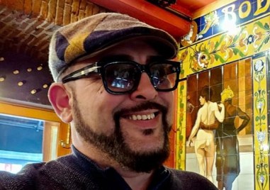 Певецът Иван Динев - Устатата подкрепи с дарение Карловската Коледа