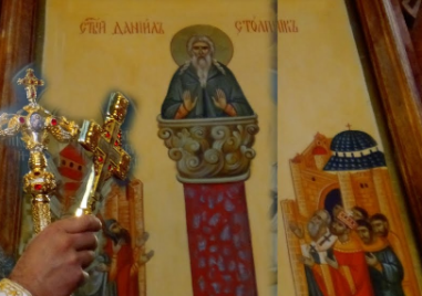 Преподобните Даниил Стълпник и Лука Стълпник почита Църквата днес