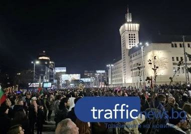 Протестът в Пловдив се премести пред Панаира, хиляди са изпълнили „Цар Борис III Обединител“