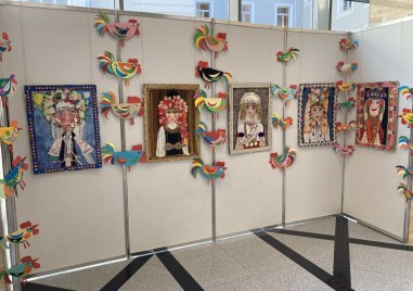 Сдружение “Духовно огледало“ в Куклен подреди коледна изложба в Парламента