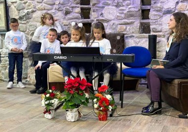 Талантливите деца на Куклен канят на Коледен концерт