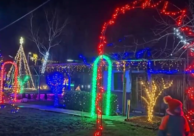Тийнейджър създаде коледна магия от 1475 метра гирлянди и 25 000 светодиода