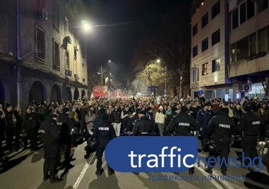 Шествието в Пловдив тръгна, до последно разногласия между двете групи протестиращи