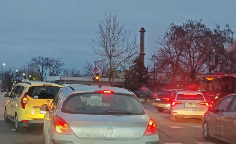 Бездействие под мигаща жълта светлина: Светофарът на Пещерско шосе пети ден в колапс