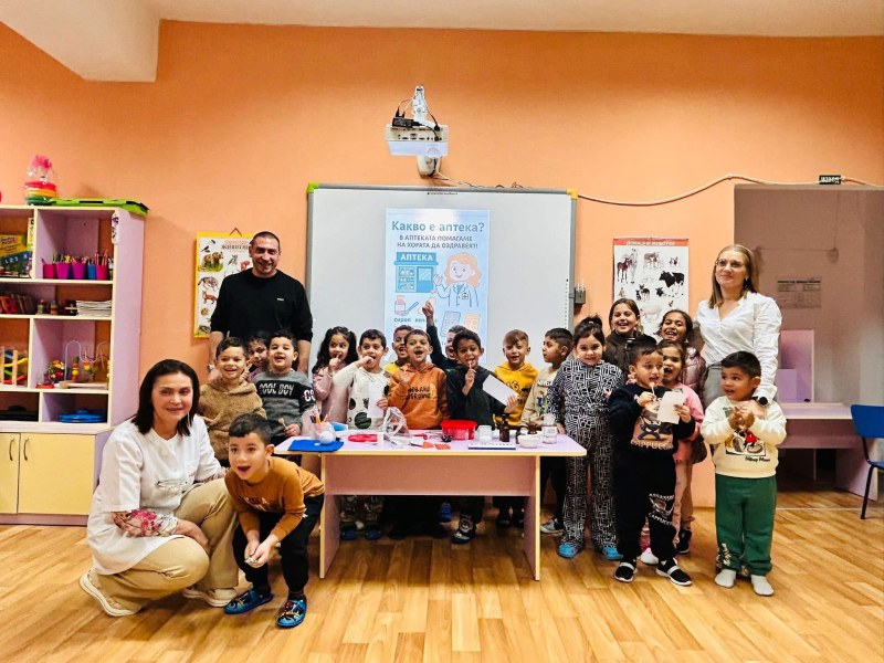 Фармацевти обучават стотици деца из България – коледен концерт ще даде сила на мисията им