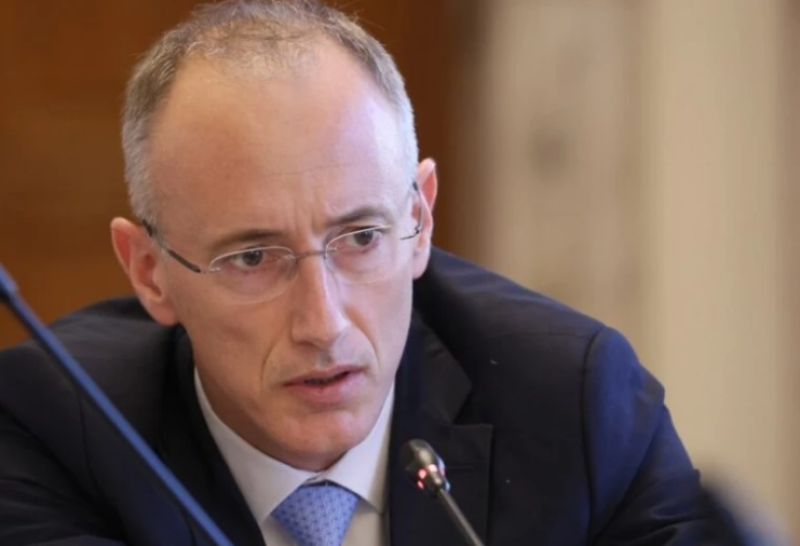 МОН обмисля намаляване на чуждоезиковите паралелки