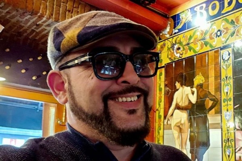 Певецът Иван Динев - Устатата подкрепи с дарение Карловската Коледа