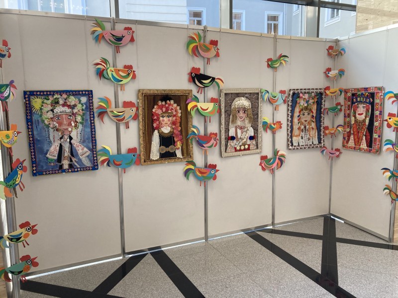 Сдружение “Духовно огледало“ в Куклен подреди коледна изложба в Парламента