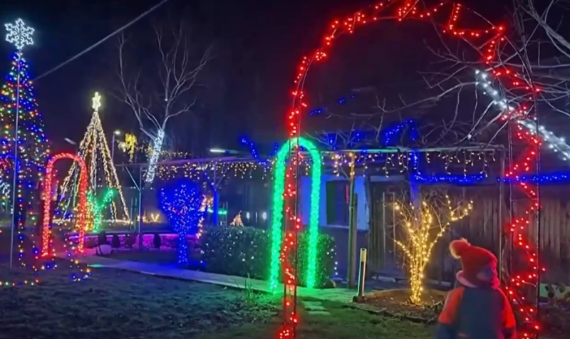 Тийнейджър създаде коледна магия от 1475 метра гирлянди и 25 000 светодиода