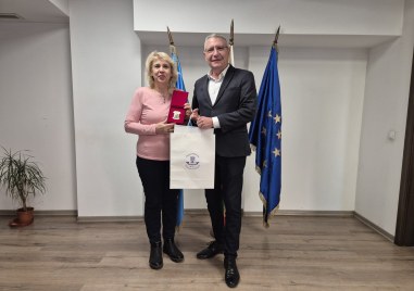 Почетен плакет и поздравителен адрес за директора на НУ “П.Р.Славейков“