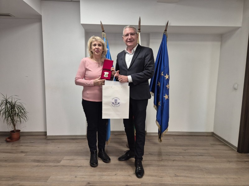 Почетен плакет и поздравителен адрес за директора на НУ “П.Р.Славейков“