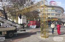 Шофьор на „Чистота“ счупи голямата арка от коледни лампички на центъра