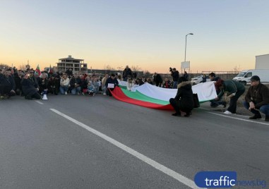 Протестиращи затвориха Околовръстното на Пловдив - настояват за удвояване, а дотогава без мантинели