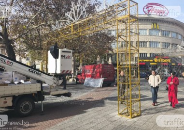 Шофьор на „Чистота“ счупи голямата арка от коледни лампички на центъра