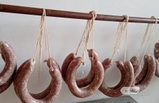 Внасяме по-голямата част от месото си, но през декември в пловдивските села мирише на домашни суджуци