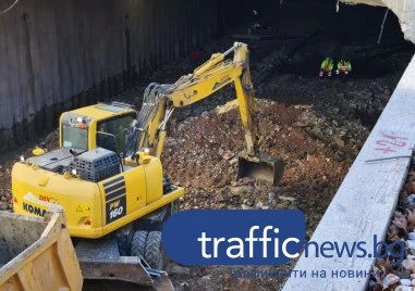 Подготвят за бетониране дънната плоча на пробива под гарата, продължават асфалтирането по план