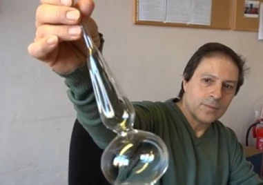 Единственият майстор на стъклени играчки у нас работи в социалното предприятие за хора с увреждания в Пловдив