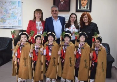 Коледари, каратеки и малката Анастасия поздравиха Общински съвет - Марица