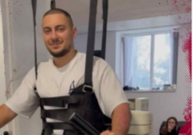 Млад мъж има нужда от помощ, за да проходи след жестока катастрофа