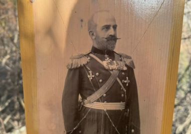 Вандали посегнаха на историческо табло над Карлово