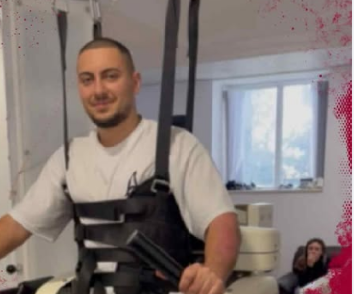 Млад мъж има нужда от помощ, за да проходи след жестока катастрофа