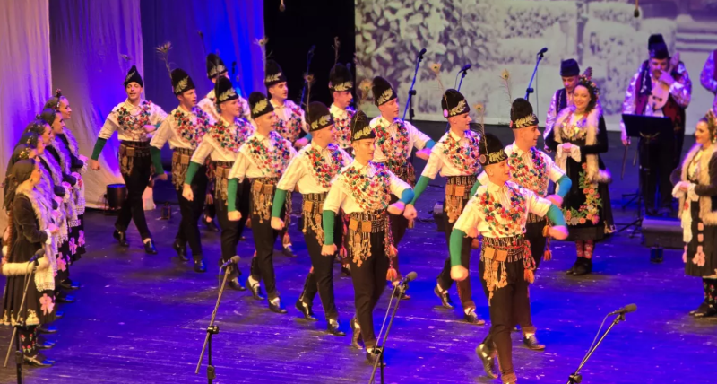 Ансамбъл „Тракия“ зарадва пловдивчани с „Коледна приказка“