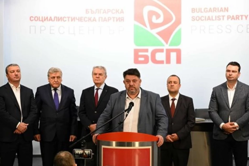 Изпълнителното бюро на БСП подава оставка, но без председателя Атанас Зафиров