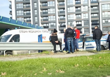 Неадекватен мъж легна насред булевард и вдигна под тревога полицаи и Спешна помощ