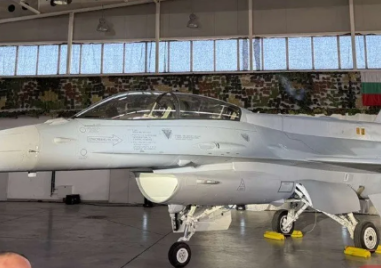 Последните два български бойни самолета F-16 пристигнаха в Граф Игнатиево