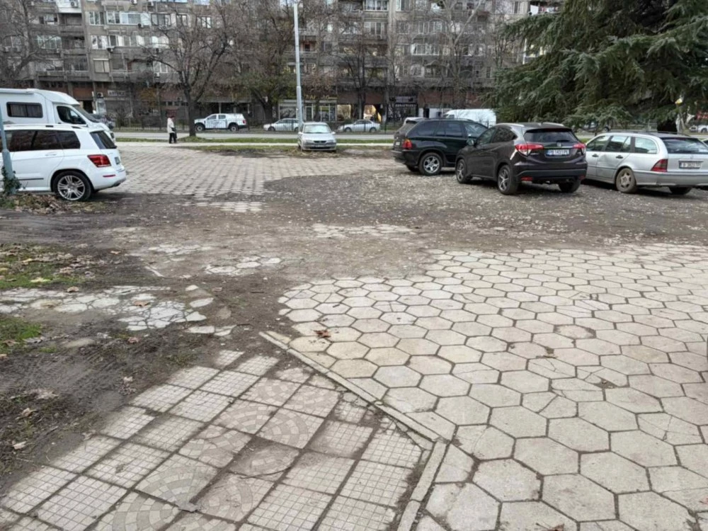 Изграждат паркинг за 80 коли до зала „Строител“, пускат имота на търг за 10 години