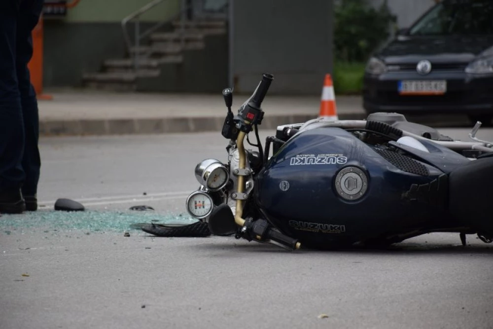 Катастрофа между кола и мотор в София до УНСС, има тежко пострадал