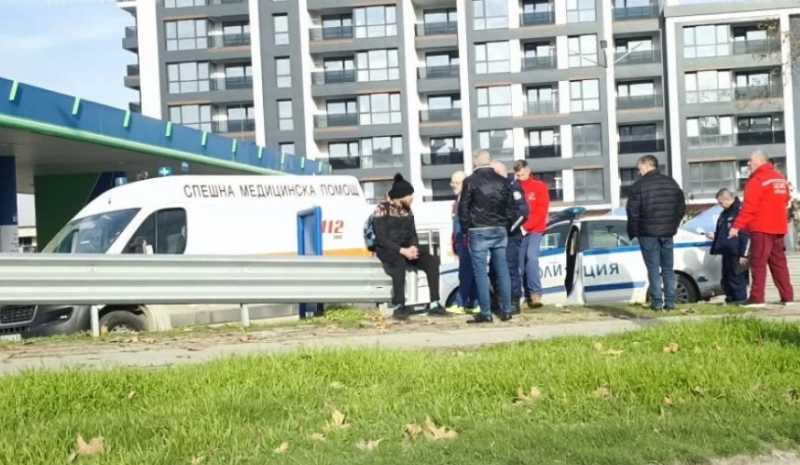 Неадекватен мъж легна насред булевард и вдигна под тревога полицаи и Спешна помощ