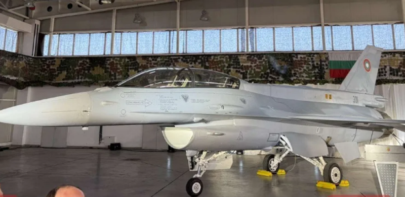 Последните два български бойни самолета F-16 пристигнаха в Граф Игнатиево