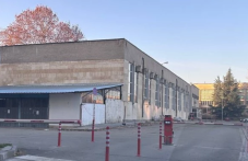 Ново самоуправство на Колежа? Сложиха бариери на паркинга – таксуват 2 лв./час денонощно!