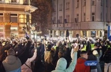 Протестът в Пловдив приключи с шествие до Римския стадион и изпълнение на химна