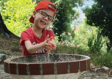 Благотворителен календар обединява хората в подкрепа на малкия Йоан