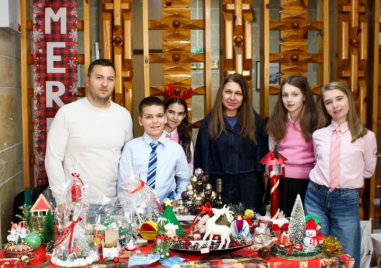 Деца от ОУ „Княз Александър I“ организираха коледен благотворителен базар в Пловдивския съд