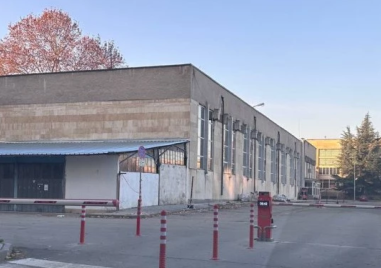 Ново самоуправство на Колежа? Сложиха бариери на паркинга – таксуват 2 лв./час денонощно!