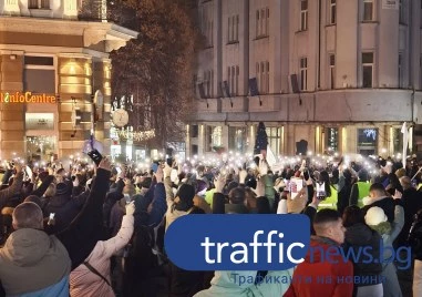 Протестът в Пловдив приключи с шествие до Римския стадион и изпълнение на химна