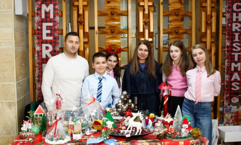 Деца от ОУ „Княз Александър I“ организираха коледен благотворителен базар в Пловдивския съд