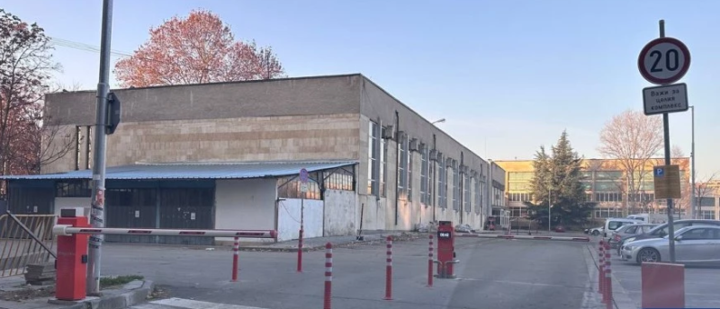 Ново самоуправство на Колежа? Сложиха бариери на паркинга – таксуват 2 лв./час денонощно!